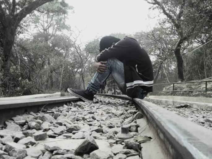On the track of a moving freight train by loading a message on Whatsapp ... | व्हॉट्सअॅपवर मॅसेज टाकून तो बसला धावत्या मालगाडीच्या रुळावर ... On the track of a moving freight train by loading a message on Whatsapp ... | व्हॉट्सअॅपवर मॅसेज टाकून तो बसला धावत्या मालगाडीच्या रुळावर ...