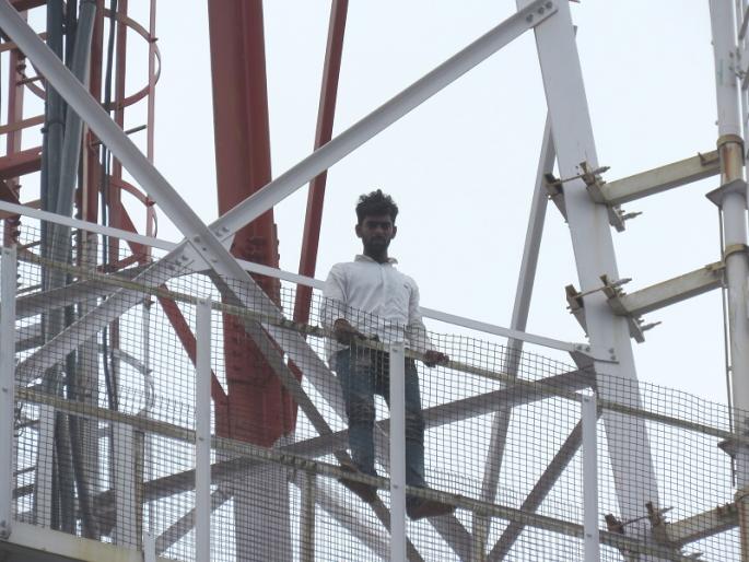 The young man climbs to the tower demanding help for his father's liver surgery | वडिलांच्या लिव्हर शस्त्रक्रियेच्या मदतीसाठी तरूण चढला टॉवरवर The young man climbs to the tower demanding help for his father's liver surgery | वडिलांच्या लिव्हर शस्त्रक्रियेच्या मदतीसाठी तरूण चढला टॉवरवर