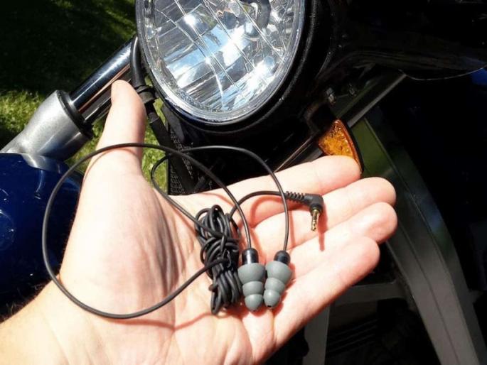 While running a bike, wearing earphones wil bears the dead, leaving the person dead by calling the wife on video | बाईक चालवताना ईयरफोन घालणे जीवावर बेतले, पत्नीला व्हिडीओ कॉल करुन जीव सोडला