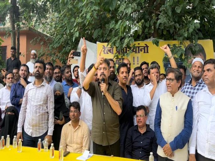 Rail passengers unite; NCP MLA Jitendra Awhad meeting with passengers at Mumbra railway station | रेल्वे प्रवाशांनो एक व्हा; मुंब्रा रेल्वे स्टेशन येथील प्रवाशांसोबत जितेंद्र आव्हाडांची बैठक Rail passengers unite; NCP MLA Jitendra Awhad meeting with passengers at Mumbra railway station | रेल्वे प्रवाशांनो एक व्हा; मुंब्रा रेल्वे स्टेशन येथील प्रवाशांसोबत जितेंद्र आव्हाडांची बैठक