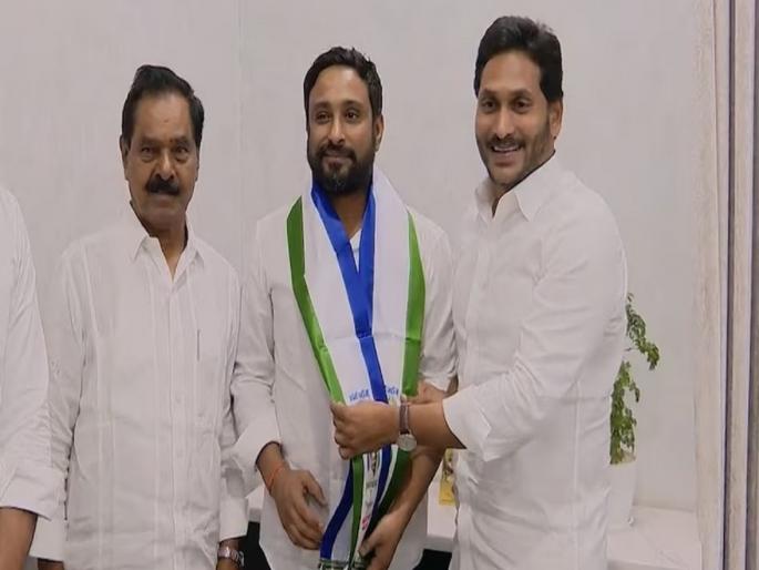 Ambati Rayudu joins YSR Congress: Ambati Rayudu's new innings; Entry into YSR Congress in presence of Jagan Mohan Reddy | अंबाती रायडूची नवी इनिंग; CM जगन मोहन रेड्डी यांच्या उपस्थितीत YSR काँग्रेसमध्ये प्रवेश