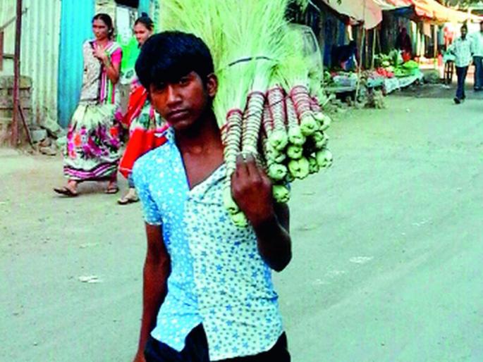 Out-of-school children have to carry their burden for their livelihood | शालाबाह्य मुलांना कुटुंबाच्या उदरनिर्वाहासाठी उचलावे लागतेय ओझे