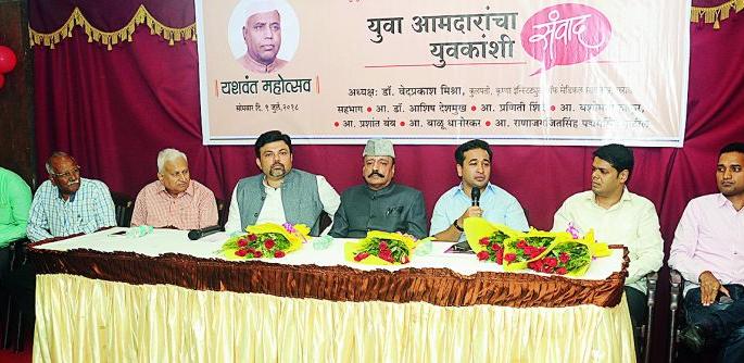 People do not vote without "Lakshmidarshan" | लक्ष्मीदर्शनाशिवाय लोक मतदान करीत नाहीत