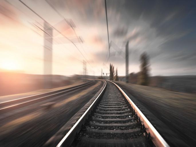 'Her' suicide in train after quarrel with husband; After the incident, the husband fled with the child | पतीशी भांडणानंतर ‘तिची’ रेल्वेमध्येच आत्महत्या; घटनेनंतर मुलाला घेऊन पती पळाला