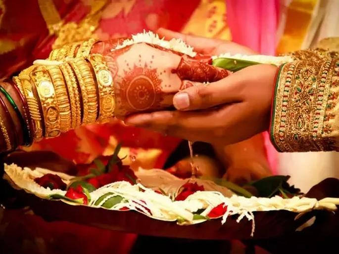 Uganda woman marries three men at once villagers want them gone | पहिलं लग्न टिकलं नाही म्हणून नंतर चक्क तीन पुरूषांशी एकत्र लग्न केलं 'या' महिलेने!