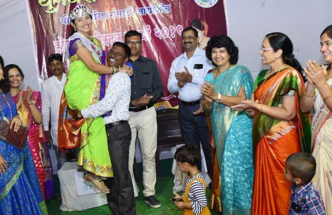 Chhattisgarh Governor Pushpa Badgeajar: Home Minister | चाळीसगावला पुष्पा बडगुजर ठरल्या ‘होम मिनिस्टर’ Chhattisgarh Governor Pushpa Badgeajar: Home Minister | चाळीसगावला पुष्पा बडगुजर ठरल्या ‘होम मिनिस्टर’