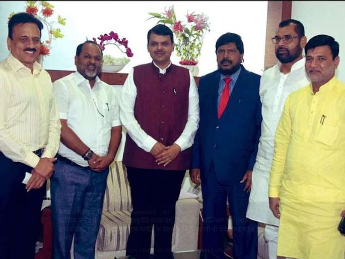 At the very first meeting of the Alliance, the small parties swarmed in yuti for vidhan sabha election | आम्ही नाही जाss; लहान पक्षांना जागा देण्यावरून मोठ्या-छोट्या भावात खटका At the very first meeting of the Alliance, the small parties swarmed in yuti for vidhan sabha election | आम्ही नाही जाss; लहान पक्षांना जागा देण्यावरून मोठ्या-छोट्या भावात खटका