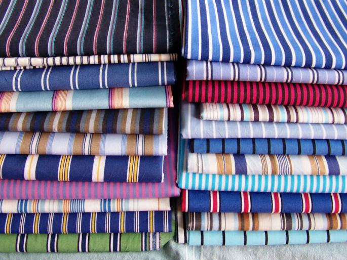 Uniform Recommendations for Weddy Workers, Display in Solapur: Preparation of Commissioner for providing space for training | विडी कामगारांसाठी युनिफॉर्म गारमेंटस्चा पर्याय, सोलापुरात प्रदर्शन : प्रशिक्षणास जागा देण्याची आयुक्तांची तयारी