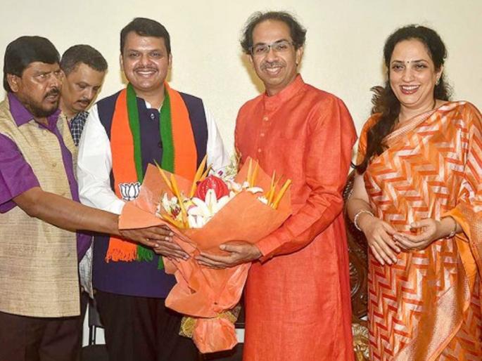 Devendra Fadnavis had given credit to Rashmi Thackeray after Yuti announcement | Video: भाजपा-सेना 'दिलजमाई' ही रश्मी वहिनींची होती 'किमया', पुन्हा करणार का खिचडी अन् वडा? Devendra Fadnavis had given credit to Rashmi Thackeray after Yuti announcement | Video: भाजपा-सेना 'दिलजमाई' ही रश्मी वहिनींची होती 'किमया', पुन्हा करणार का खिचडी अन् वडा?