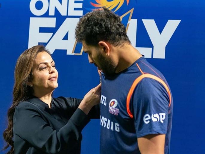IPL 2019: Nita Ambani has given special honor to Yuvraj Singh | IPL 2019 : युवराजने मनं जिंकली, नीता अंबानींनी केला खास सत्कार