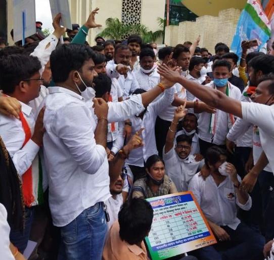 Youth Congress aggressive against Mahametro recruitment scam in Nagpur | नागपुरात महामेट्रोत पदभरती घोटाळ्याविरोधात युवक काँग्रेस आक्रमक Youth Congress aggressive against Mahametro recruitment scam in Nagpur | नागपुरात महामेट्रोत पदभरती घोटाळ्याविरोधात युवक काँग्रेस आक्रमक