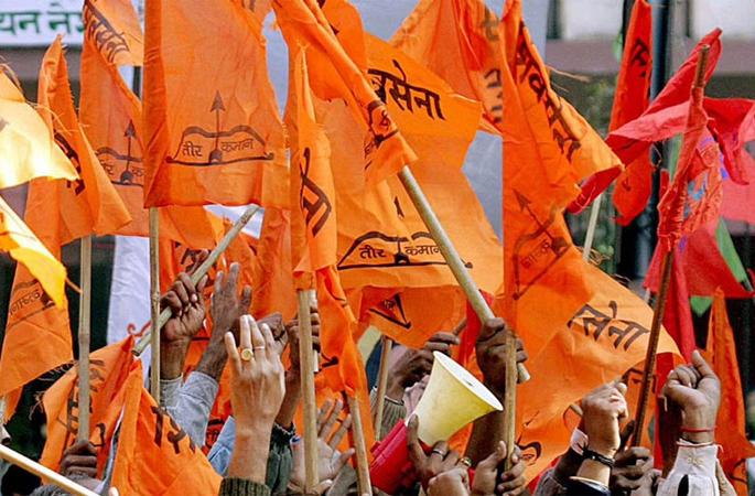 Lakhs of Shiv Sainiks will enter Shivaji Park with Kanimi Kavya; The strategy of the youth army in Solapur was decided | लाखो शिवसैनिक कनिमी काव्याने शिवाजी पार्कवर शिरणार; सोलापुरातील युवा सेनेची रणनिती ठरली Lakhs of Shiv Sainiks will enter Shivaji Park with Kanimi Kavya; The strategy of the youth army in Solapur was decided | लाखो शिवसैनिक कनिमी काव्याने शिवाजी पार्कवर शिरणार; सोलापुरातील युवा सेनेची रणनिती ठरली