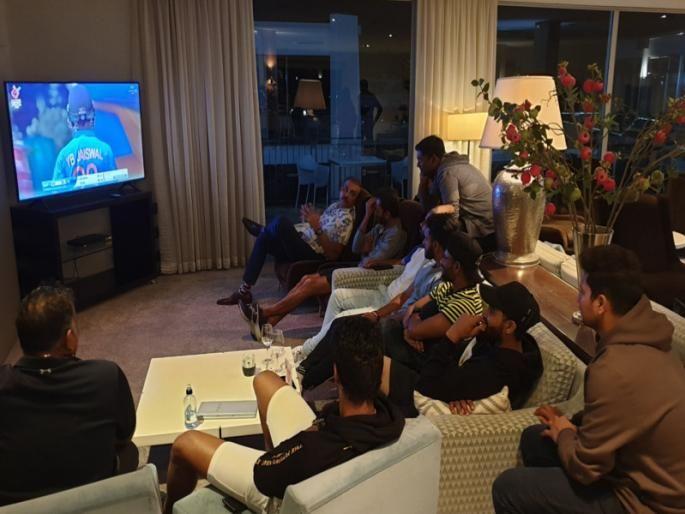 INDvBAN, U19CWCFinal: All the work aside, ravi Shastri and virat Kohli sit to watch the finals ... | INDvBAN, U19CWCFinal : सर्व कामं बाजूला सारून शास्त्री आणि कोहली फायनल बघायला बसले...