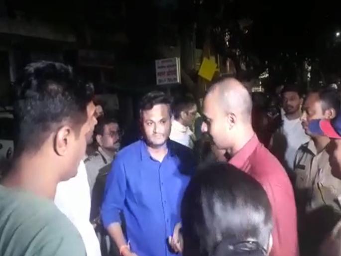 yuva sena agitation in front of the houses of mp navneet rana and mla ravi rana in amravati | अमरावती: खासदार नवनीत राणा व आमदार रवी राणा यांच्या घरासमोर युवासेनेचे आंदोलन yuva sena agitation in front of the houses of mp navneet rana and mla ravi rana in amravati | अमरावती: खासदार नवनीत राणा व आमदार रवी राणा यांच्या घरासमोर युवासेनेचे आंदोलन