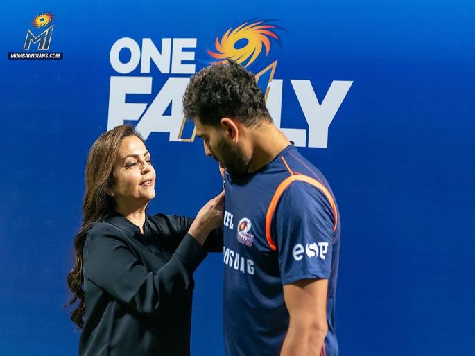 Mumbai Indians owner Nita Ambani welcomes Yuvraj Singh, other members ahead of IPL 2019 | मुंबई इंडियन्स कुटुंबात युवीचे जंगी स्वागत; मालकीणबाई नीता अंबानीनं केलं असं काही...