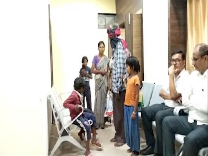 farmer Attempted suicide in Sub-Collector's office for possession of farm | शेतीच्या ताब्यासाठी शेतकऱ्याचा उपजिल्हाधिकारी यांच्या कक्षात आत्महत्येचा प्रयत्न farmer Attempted suicide in Sub-Collector's office for possession of farm | शेतीच्या ताब्यासाठी शेतकऱ्याचा उपजिल्हाधिकारी यांच्या कक्षात आत्महत्येचा प्रयत्न