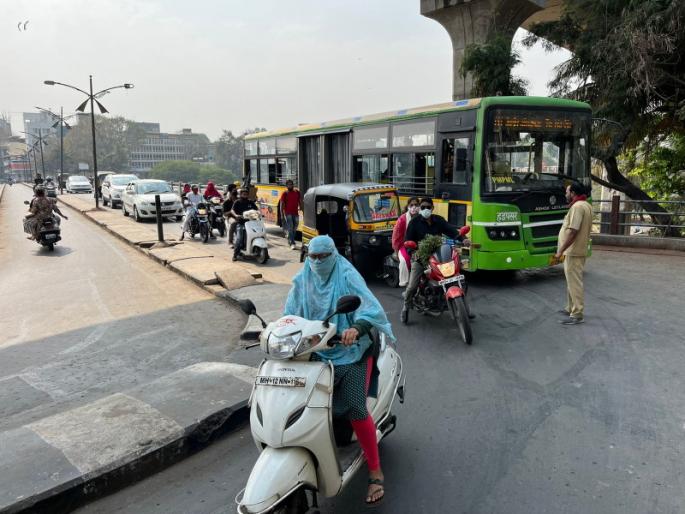 Narendra Modis arrival in Pune The bus driver just put the bus on the two-wheeled bridge | पुण्यात नरेंद्र मोदींचे आगमन; बसचालकाने गडबडीत चक्क दुचाकी जाणाऱ्या पुलावर घातली बस Narendra Modis arrival in Pune The bus driver just put the bus on the two-wheeled bridge | पुण्यात नरेंद्र मोदींचे आगमन; बसचालकाने गडबडीत चक्क दुचाकी जाणाऱ्या पुलावर घातली बस