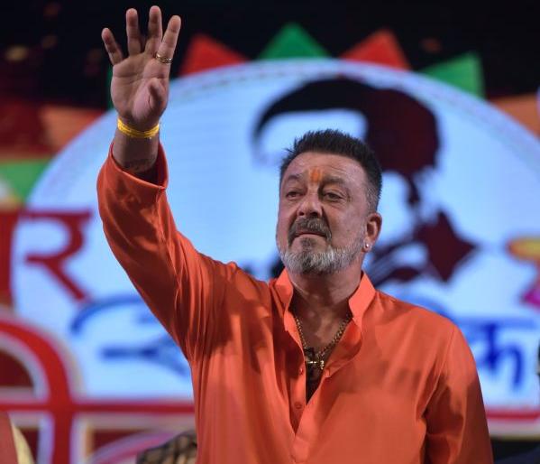 As soon as Sanjay Dutt came on stage, Munnabhai asked, how are you Mamu ..? | स्टेजवर येताच मुन्नाभाईने विचारले, कैसे हो मामू..?