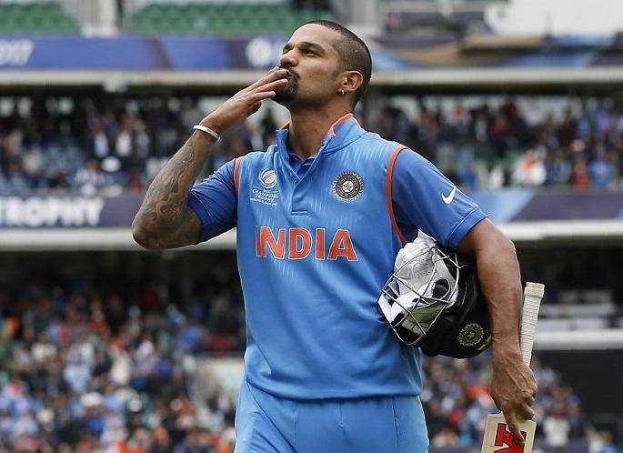 Shikhar Dhawan given flying kiss on the road, watch the video ... | भर रस्त्यात शिखर धवनने गाडी थांबवून दिले फ्लाइंग किस, पाहा व्हिडीओ...