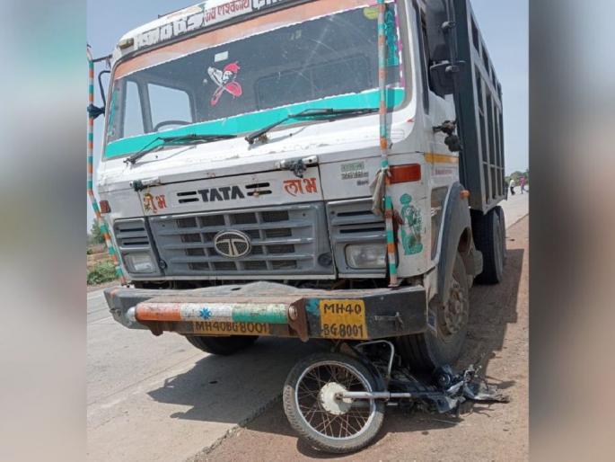 bike rider killed after came down under truck | ट्रकखाली येऊन दुचाकीस्वार ठार, गुन्हा दाखल