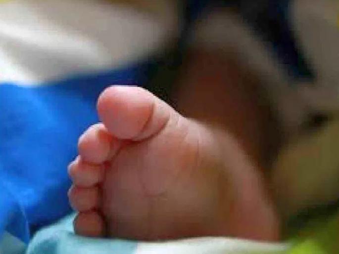 Terrible! A five-day-old baby was given a whiplash, her condition is critical | भयंकर! पाच दिवसांच्या चिमुकलीला दिले बिब्याचे चटके, प्रकृती गंभीर Terrible! A five-day-old baby was given a whiplash, her condition is critical | भयंकर! पाच दिवसांच्या चिमुकलीला दिले बिब्याचे चटके, प्रकृती गंभीर