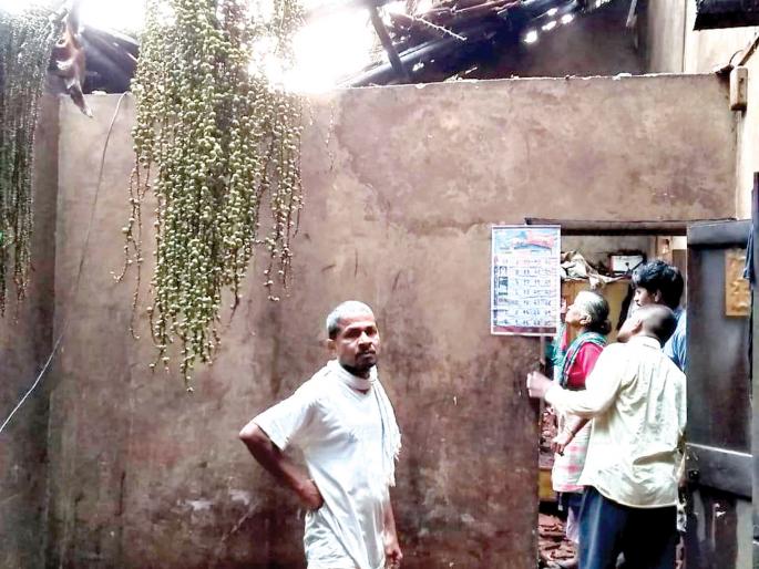 Cyclone Tautke caused a loss of about Rs 5 crore 77 lakh in the district | Tauktae Cyclone Sindhudurg : चक्रीवादळामुळे जिल्ह्यात 5 कोटी 77 लक्ष रुपयांचे नुकसान Cyclone Tautke caused a loss of about Rs 5 crore 77 lakh in the district | Tauktae Cyclone Sindhudurg : चक्रीवादळामुळे जिल्ह्यात 5 कोटी 77 लक्ष रुपयांचे नुकसान