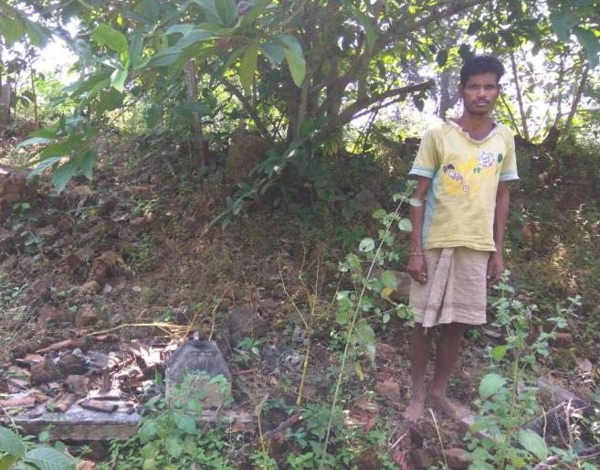 Kopella in Gadchiroli is believed to have been unpoisoned by sleeping under a certain tree after being bitten by a snake | गडचिरोलीतील सर्पदंशानंतर एका विशिष्ट झाडाखाली झोपल्याने विष उतरत असल्याची श्रद्धा Kopella in Gadchiroli is believed to have been unpoisoned by sleeping under a certain tree after being bitten by a snake | गडचिरोलीतील सर्पदंशानंतर एका विशिष्ट झाडाखाली झोपल्याने विष उतरत असल्याची श्रद्धा