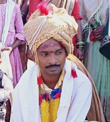 Commendable effort; He get ready for marriage after planting tree | स्तुत्य प्रयत्न; वृक्षारोपण करूनच बोहल्यावर चढला नवरदेव Commendable effort; He get ready for marriage after planting tree | स्तुत्य प्रयत्न; वृक्षारोपण करूनच बोहल्यावर चढला नवरदेव
