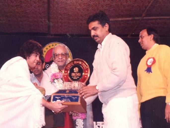 Ustad Zakir Hussain played tabla made in Miraj for 31 years | जेवण इतके आवडले की, खानसाम्याला दिली 'इतकी' बक्षिशी!, सांगलीकरांनी अनुभवली झाकीर हुसेन यांची दिलदारी Ustad Zakir Hussain played tabla made in Miraj for 31 years | जेवण इतके आवडले की, खानसाम्याला दिली 'इतकी' बक्षिशी!, सांगलीकरांनी अनुभवली झाकीर हुसेन यांची दिलदारी