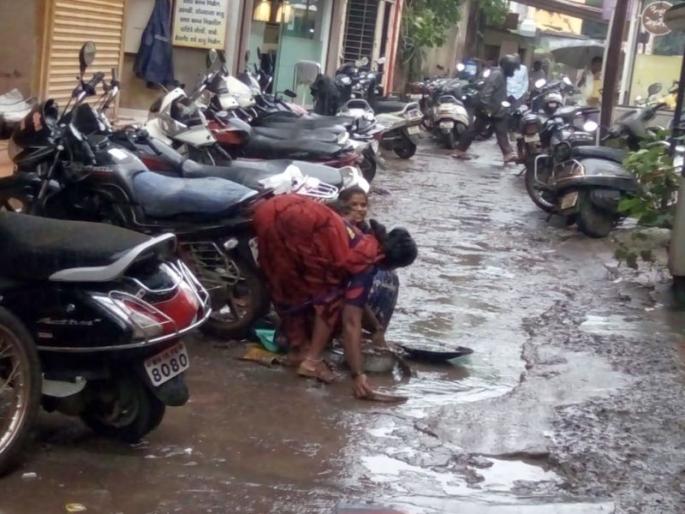 Pursuit of gold in the mud of Pura; Hand sanitizer cleansing in the bazaar | पुराच्या चिखलात सोन्याचा शोध ; सराफ बाजारातील गाळ-कचऱ्याची हाताने सफाई  Pursuit of gold in the mud of Pura; Hand sanitizer cleansing in the bazaar | पुराच्या चिखलात सोन्याचा शोध ; सराफ बाजारातील गाळ-कचऱ्याची हाताने सफाई