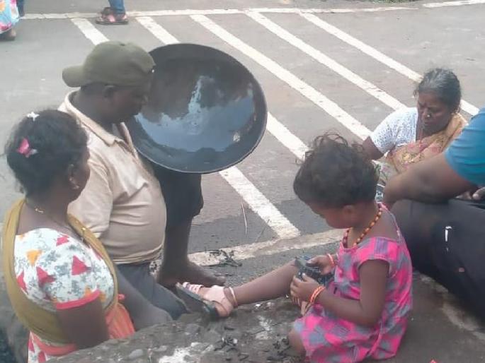 Zari goldsmith who digs for gold in the sediment neglected; Searching for gold in the drain at the door of the goldsmiths in Shirala sangli | गाळातून सोने शोधणारा झारी सोनार उपेक्षित; शिराळ्यात सराफांच्या दारातील नाल्यात घेतायत सोन्याचा शोध Zari goldsmith who digs for gold in the sediment neglected; Searching for gold in the drain at the door of the goldsmiths in Shirala sangli | गाळातून सोने शोधणारा झारी सोनार उपेक्षित; शिराळ्यात सराफांच्या दारातील नाल्यात घेतायत सोन्याचा शोध