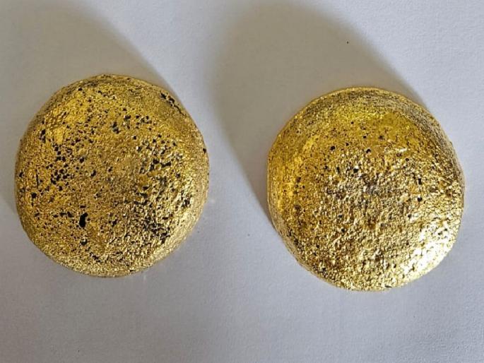 Two kilos of gold worth 87 lakhs smuggled caught at Nagpur airport | नागपूर विमानतळावर पकडले तस्करीचे पावणेदोन किलो सोने Two kilos of gold worth 87 lakhs smuggled caught at Nagpur airport | नागपूर विमानतळावर पकडले तस्करीचे पावणेदोन किलो सोने