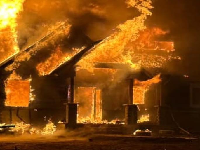 House fire due to short circuit; Damage to goods in dhule sakri | शॉर्टसर्किटने घराला आग; वस्तूंचे नुकसान House fire due to short circuit; Damage to goods in dhule sakri | शॉर्टसर्किटने घराला आग; वस्तूंचे नुकसान