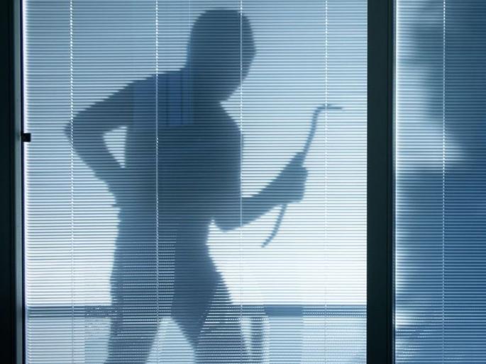 A closed house in Barloni was broken into during the day; Cash along with jewelery was stolen | बारलोणीत बंद घर दिवसा फोडले; दागिन्यांसह रोकडवर डल्ला मारला A closed house in Barloni was broken into during the day; Cash along with jewelery was stolen | बारलोणीत बंद घर दिवसा फोडले; दागिन्यांसह रोकडवर डल्ला मारला