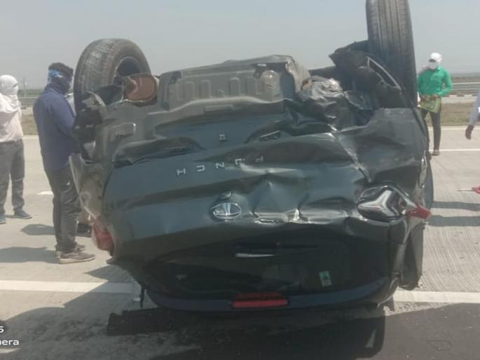 Car overturned on Samriddhi highway, woman killed | समृद्धी महामार्गावर भरधाव कार उलटली, महिला ठार Car overturned on Samriddhi highway, woman killed | समृद्धी महामार्गावर भरधाव कार उलटली, महिला ठार