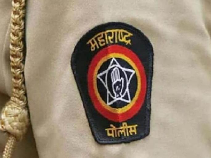 chased the fake policeman who stopped and asked for the documents of the vehicles | अडवून वाहनांची कागदपत्रे विचारणा-या तोतया पोलिसाला पाठलाग करुन पकडले chased the fake policeman who stopped and asked for the documents of the vehicles | अडवून वाहनांची कागदपत्रे विचारणा-या तोतया पोलिसाला पाठलाग करुन पकडले