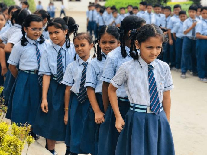 Admission of municipal students to school without uniform | गणवेशाविनाच मनपाच्या विद्यार्थ्यांचा शालेय प्रवेश Admission of municipal students to school without uniform | गणवेशाविनाच मनपाच्या विद्यार्थ्यांचा शालेय प्रवेश