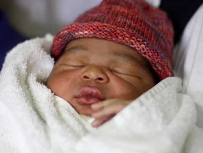 Delivery of Nigerian woman by female Shiv Sainiks | महिला शिवसैनिकांकडून नायजेरियन महिलेची प्रसूती Delivery of Nigerian woman by female Shiv Sainiks | महिला शिवसैनिकांकडून नायजेरियन महिलेची प्रसूती