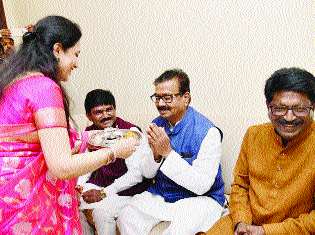 Gajanan Kirtikar was on the front of the first round | पहिल्या फेरीपासूनच गजानन कीर्तिकर होते आघाडीवर Gajanan Kirtikar was on the front of the first round | पहिल्या फेरीपासूनच गजानन कीर्तिकर होते आघाडीवर