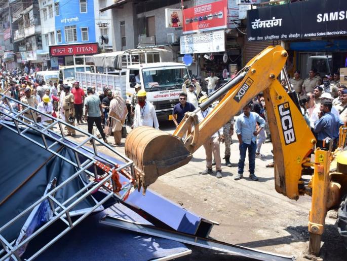 Hammer on city encroachments; Notice from the Municipal Corporation after the trade agitation | नगर शहरातील अतिक्रमणांवर हातोडा; व्यापाराच्या आंदोलनानंतर महापालिकेकडून दखल Hammer on city encroachments; Notice from the Municipal Corporation after the trade agitation | नगर शहरातील अतिक्रमणांवर हातोडा; व्यापाराच्या आंदोलनानंतर महापालिकेकडून दखल