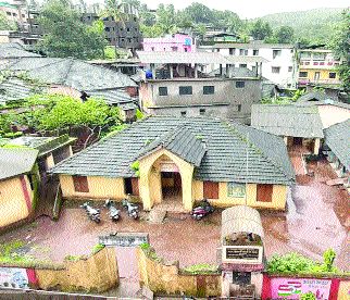 Navabal Marathi School will be landowner in Mhasha taluka | म्हसळा तालुक्यातील नवाबकालीन मराठी शाळा होणार जमीनदोस्त Navabal Marathi School will be landowner in Mhasha taluka | म्हसळा तालुक्यातील नवाबकालीन मराठी शाळा होणार जमीनदोस्त