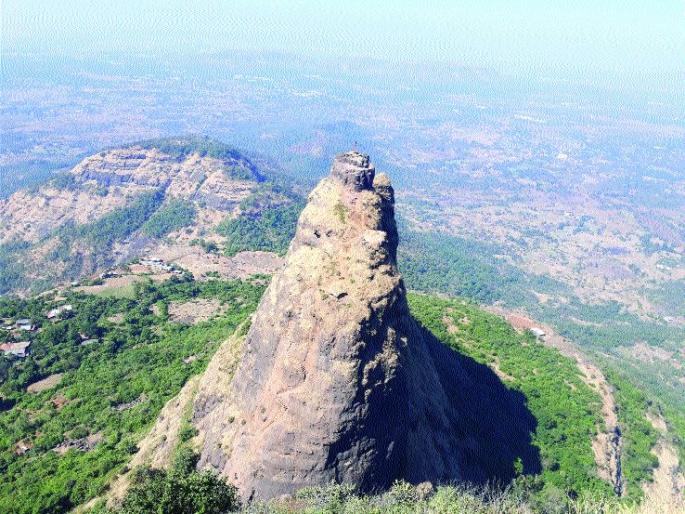 Visit to Prabalgarh 3,000 tourists a year | प्रबळगडला वर्षात १८ हजार पर्यटकांची भेट Visit to Prabalgarh 3,000 tourists a year | प्रबळगडला वर्षात १८ हजार पर्यटकांची भेट