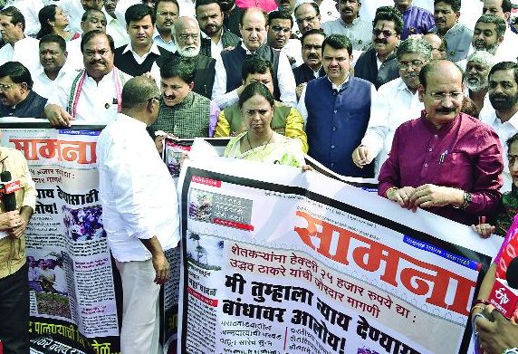 Pushbuckey in assembly; The battle was caused by the members pulling the banner | विधानसभेत धक्काबुक्की; सदस्यांनी फलक ओढल्यामुळे झाले रणकंदन Pushbuckey in assembly; The battle was caused by the members pulling the banner | विधानसभेत धक्काबुक्की; सदस्यांनी फलक ओढल्यामुळे झाले रणकंदन