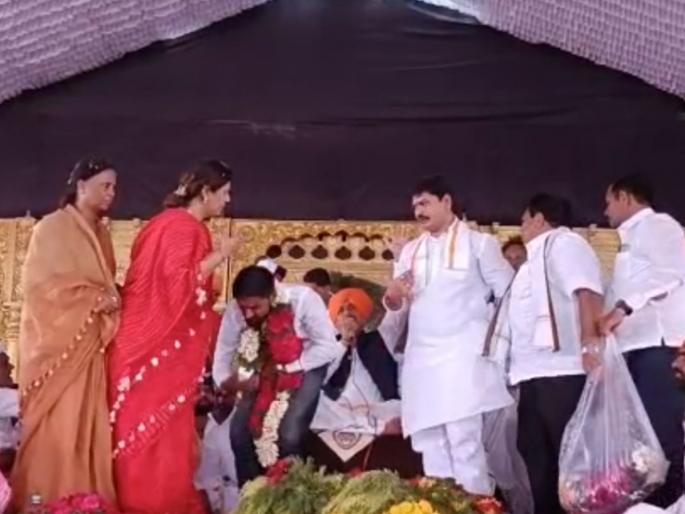 An end to Munde's sister-brother conflict? After six years, Pankaja, Dhananjay Munde and Mahant Namdev Shastri on the same platform in beed | आम्ही एकत्र असतो तर एकच मंत्री झाला असता; पंकजांसमोरच धनंजय मुंडेंनी मांडले राजकीय गणित An end to Munde's sister-brother conflict? After six years, Pankaja, Dhananjay Munde and Mahant Namdev Shastri on the same platform in beed | आम्ही एकत्र असतो तर एकच मंत्री झाला असता; पंकजांसमोरच धनंजय मुंडेंनी मांडले राजकीय गणित