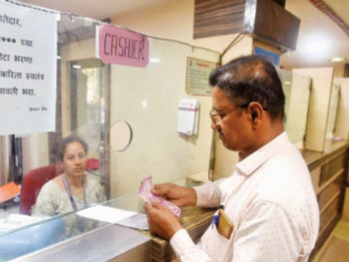 Transactions of Rs 2000 notes for black money; Opinion of banking experts; There is not much crowd of common people | दोन हजारांच्या नोटेचे व्यवहार काळ्या पैशांसाठी; बँकिंग तज्ज्ञांचे मत; सामान्यांची फारशी गर्दी नाही