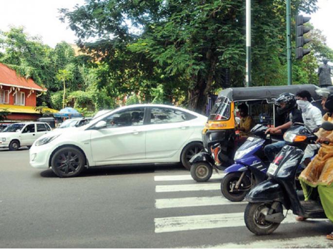 Undisciplined Aurangabadkars; Pay a fine of millions of rupees; But let's stand at the zebra crossing! | बेशिस्त औरंगाबादकर; लाखो रुपयांचा दंड भरू; पण झेब्रा क्रॉसिंगवरच उभे राहू !