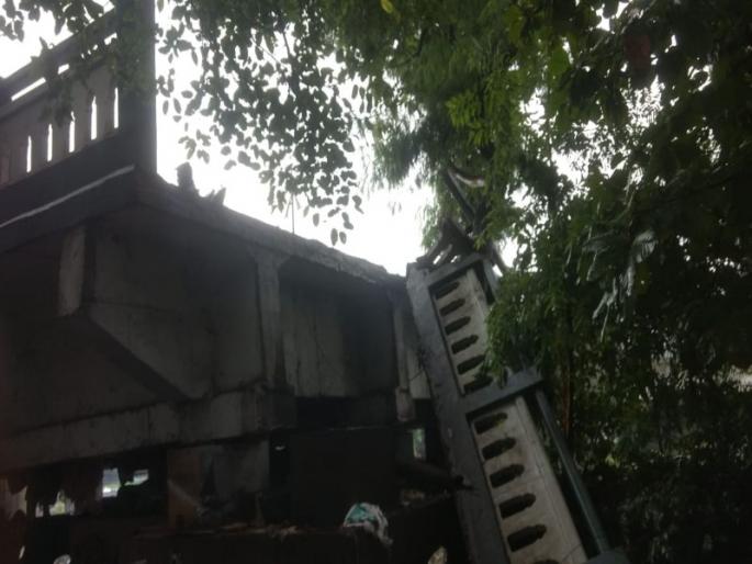 The Zed Bridge collapsed near Deccan in Pune | पुण्यात डेक्कनजवळील झेड ब्रिजचा कठडा कोसळला The Zed Bridge collapsed near Deccan in Pune | पुण्यात डेक्कनजवळील झेड ब्रिजचा कठडा कोसळला
