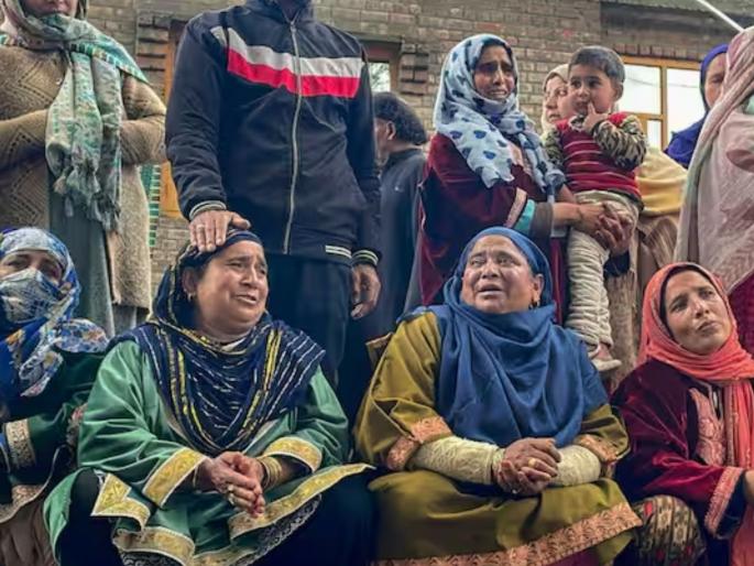 srinagar boat capsized in jhelum river 6 people dead including three from one family | "पूल वेळीच बांधला असता तर ही बोट दुर्घटना झाली नसती"; मृतांच्या नातेवाईकांचा संताप srinagar boat capsized in jhelum river 6 people dead including three from one family | "पूल वेळीच बांधला असता तर ही बोट दुर्घटना झाली नसती"; मृतांच्या नातेवाईकांचा संताप
