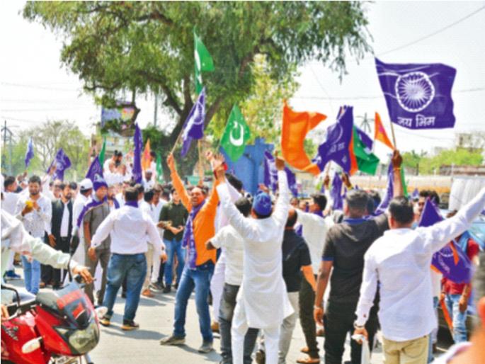 Blue, saffron, green flags... here and there! Both Mahayuti and Mavia have the same flags | निळे, भगवे, हिरवे झेंडे... इकडेही अन् तिकडेही! महायुती आणि मविआ दोन्हीकडे सारखेच झेंडे