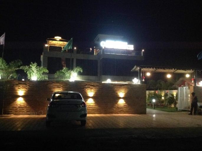 The smugglers' den becomes the Zero Degree Bar in MIDC | तस्करांचा अड्डा बनला एमआयडीसीतील झिरो डिग्री बार The smugglers' den becomes the Zero Degree Bar in MIDC | तस्करांचा अड्डा बनला एमआयडीसीतील झिरो डिग्री बार